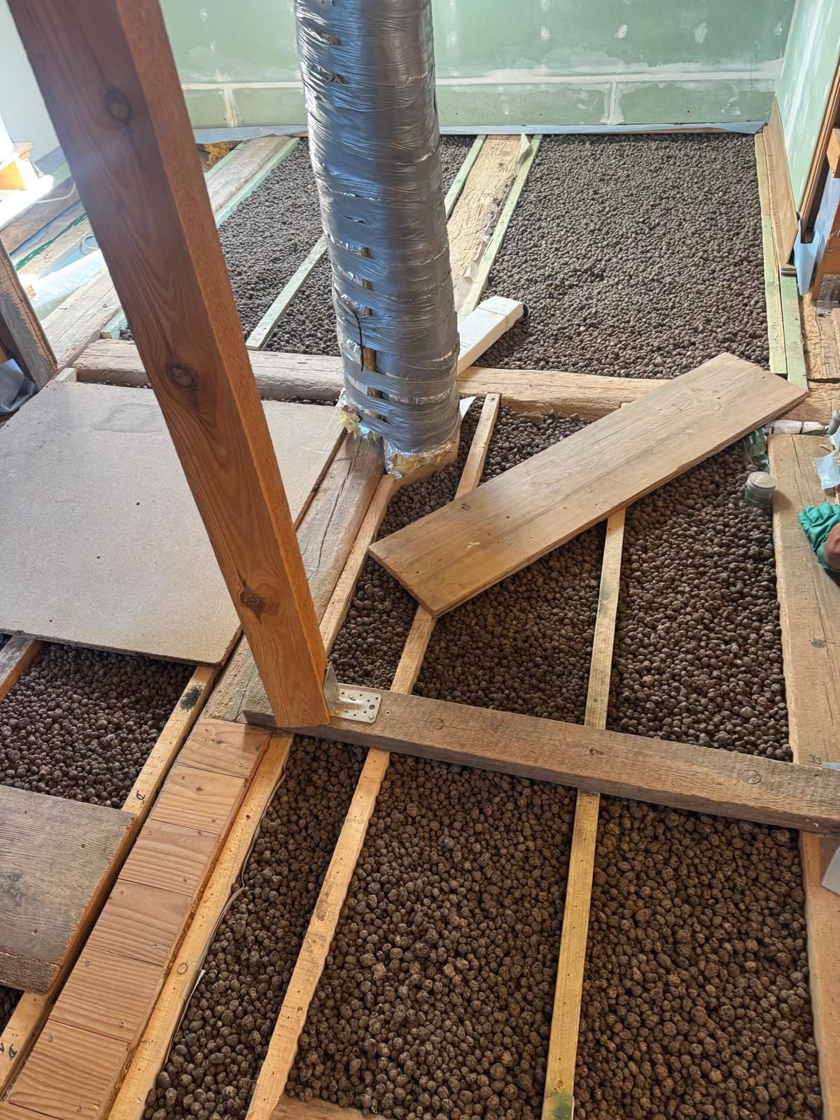 Geöffnete Holzbalkendecke mit Schüttung bei der Kontrolle