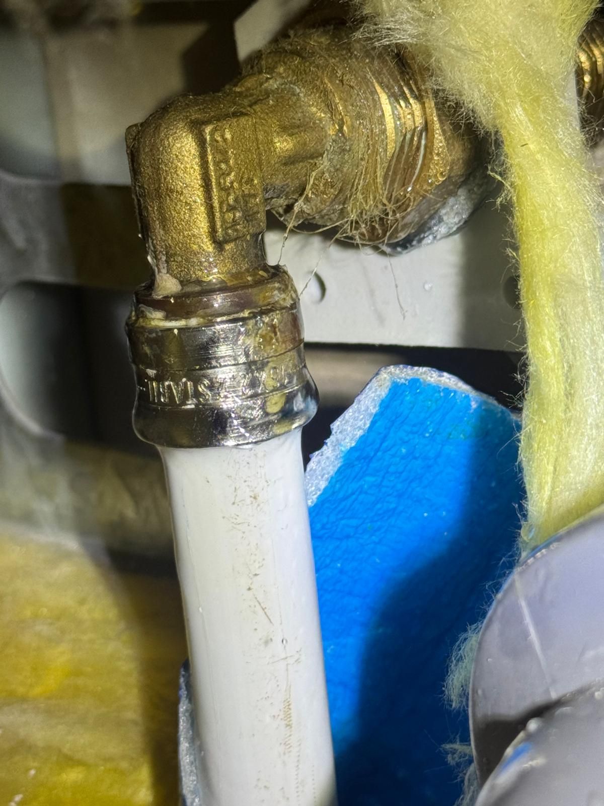 Wasser tritt an einer undichten Pressverbindung aus